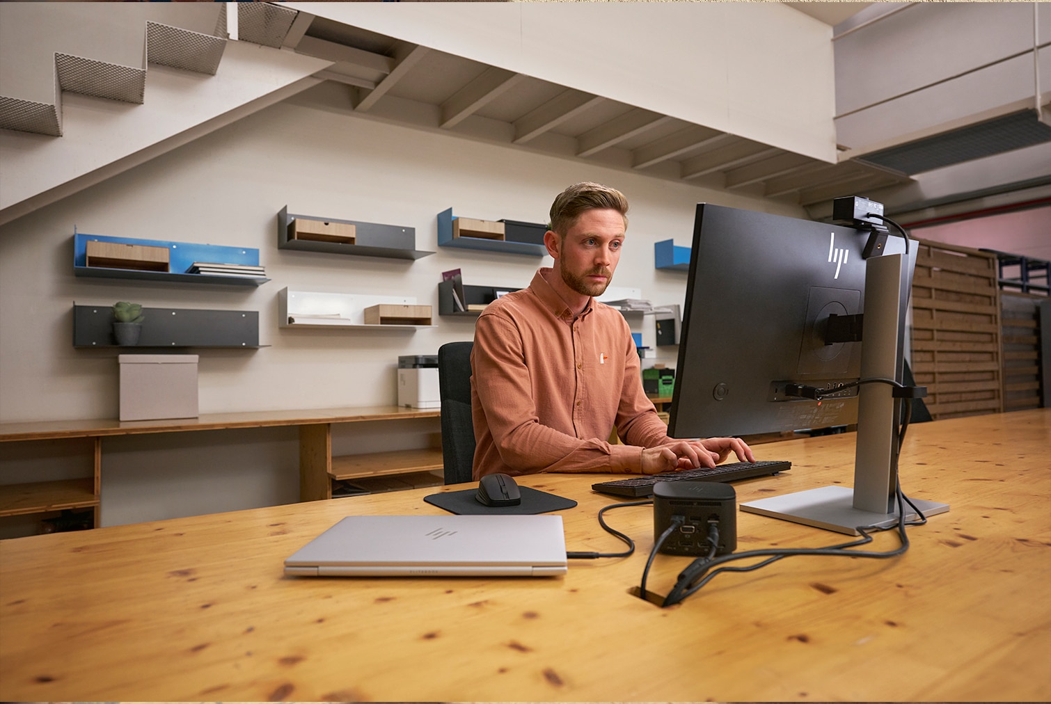Man uses HP laptop with docking station