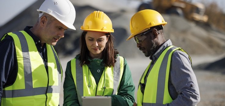 Experienced engineer teaching team members how to integrate new construction technology